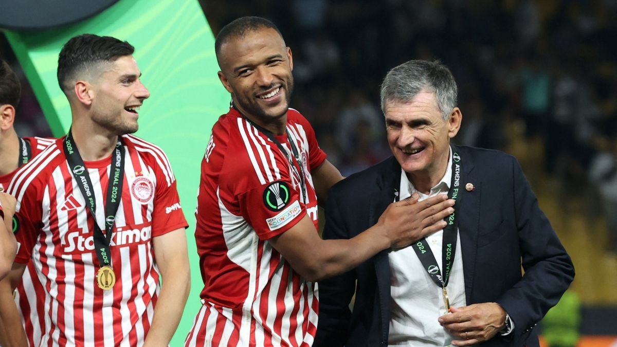 HLV Mendilibar của Olympiacos có 2 chức vô địch Cúp châu Âu trong 2 năm liên tiếp. Mùa trước ông đăng quang Cúp C2 cùng Sevilla. 