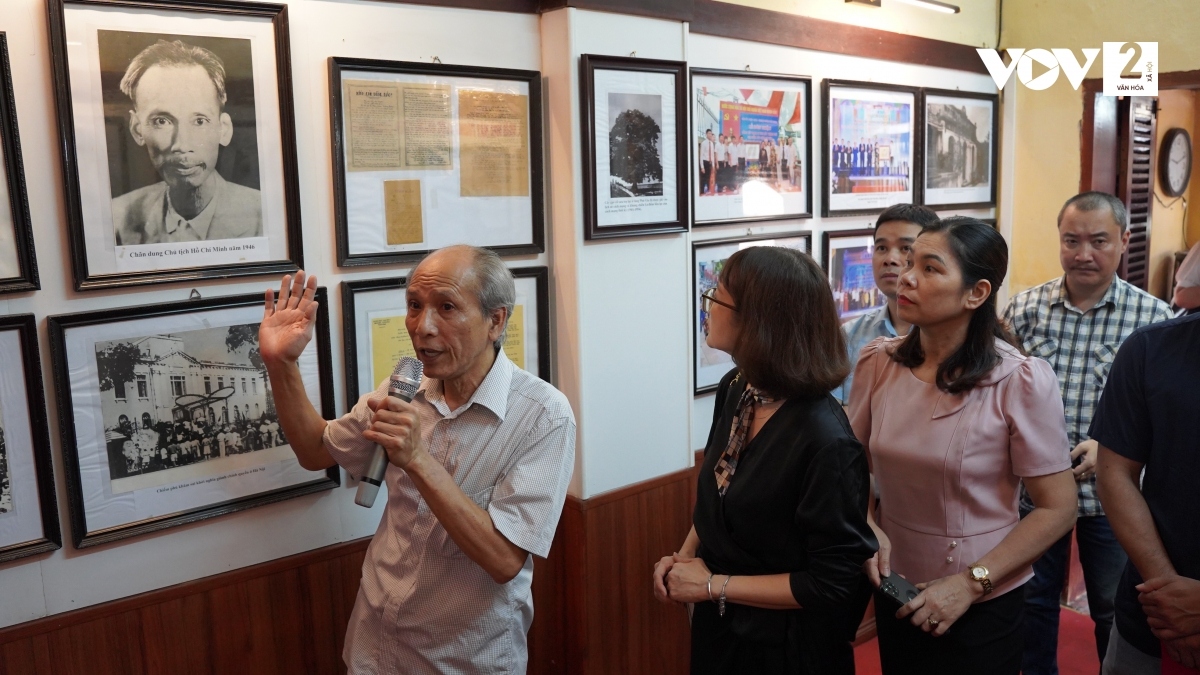 Ông Công Ngọc Dũng cho biết, khi ấy cha ông là Công Ngọc Kha – 1 cán bộ Việt Minh, được tiếp xúc gần nhất với Bác Hồ nhưng chỉ biết đó là 1 cán bộ cấp cao. Nhờ vậy, cơ sở nhà ông luôn được giữ bí mật, an toàn.
