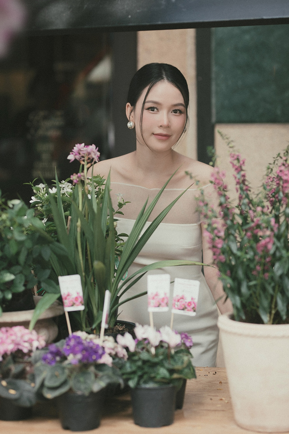 Sam nói rằng từ sau sinh 1 tháng, cô đã trở lại với công việc, tuy nhiên do các con còn nhỏ nên Sam rất hạn chế ra ngoài. Phần lớn thời gian của nữ diễn viên đều dành cho việc chăm con.