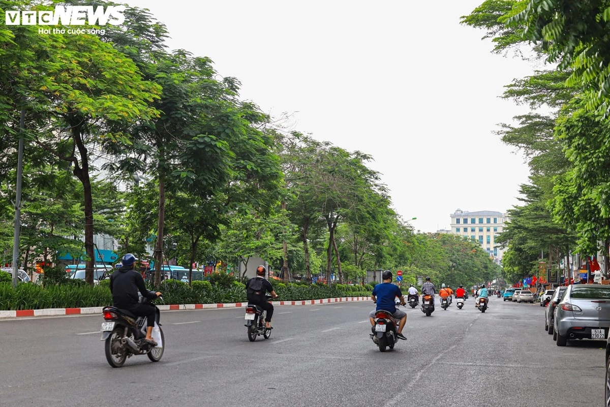 Năm 2013, tuyến đường Ô Chợ Dừa - Hoàng Cầu (Xã Đàn) dài 547m được khánh thành với chi phí 800 tỷ đồng, trong đó 2/3 số tiền dùng để bồi thường giải phóng mặt bằng. Chi phí trung bình cho mỗi mét là 1,4 tỷ đồng.