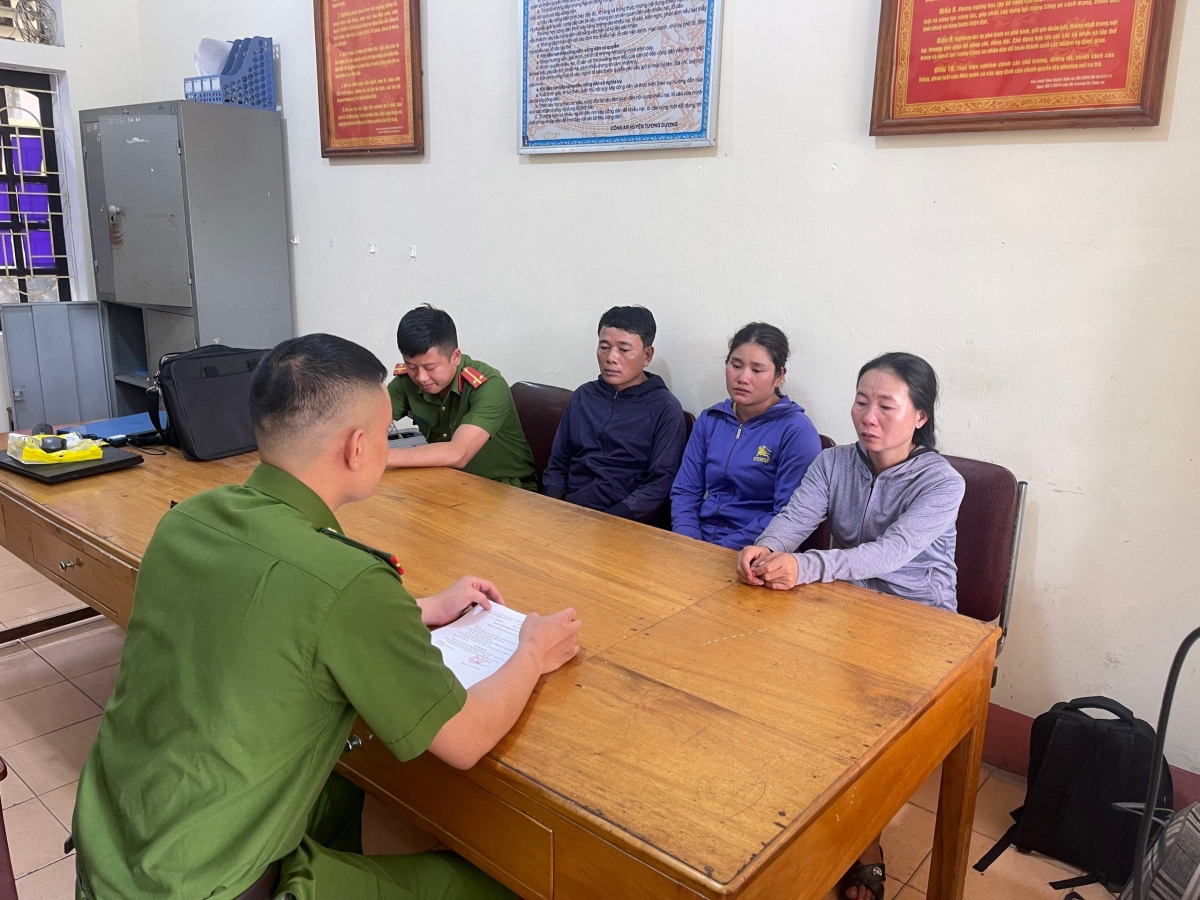 Xeo Thị Thành, Lương Thị Biên và Xeo Văn Hiên tại cơ quan công an.