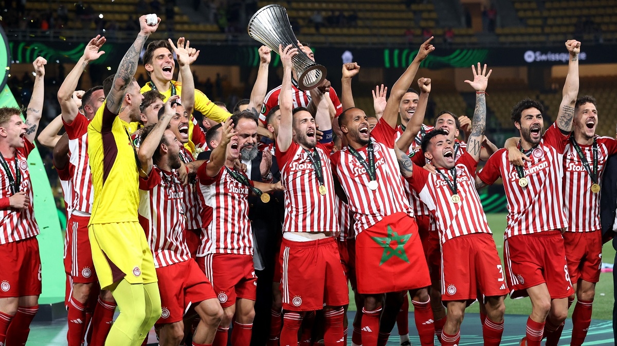 Khoảnh khắc ăn mừng chức vô địch lịch sử ở Cúp C3 châu Âu Olympiacos. CLB này trở thành đội bóng Hy Lạp đầu tiên lên ngôi ở Cúp châu Âu. 