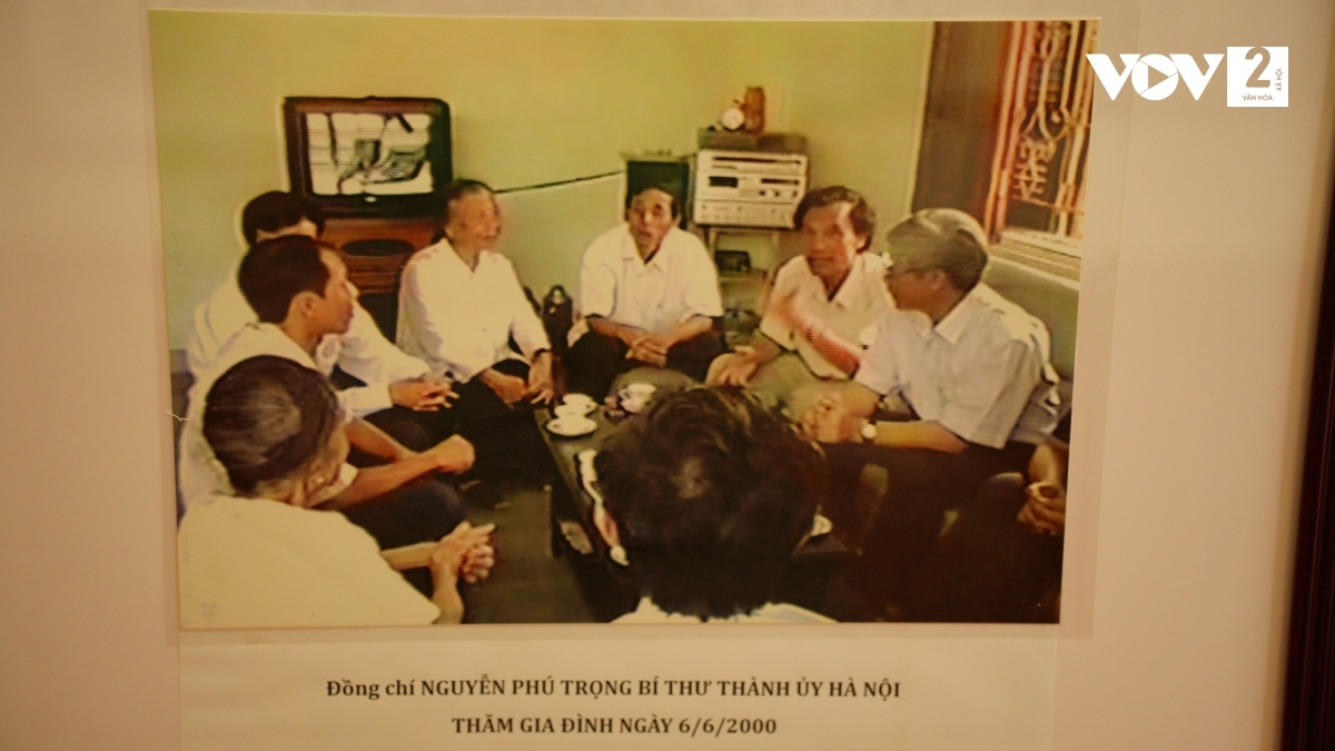 Những hình ảnh của các lãnh đạo cấp cao đến thăm di tích Nhà lưu niệm Bác Hồ: Tổng Bí thư Đỗ Mười, Chủ Tịch nước Võ Chí Công, Tổng Bí thư Nguyễn Phú Trọng,..