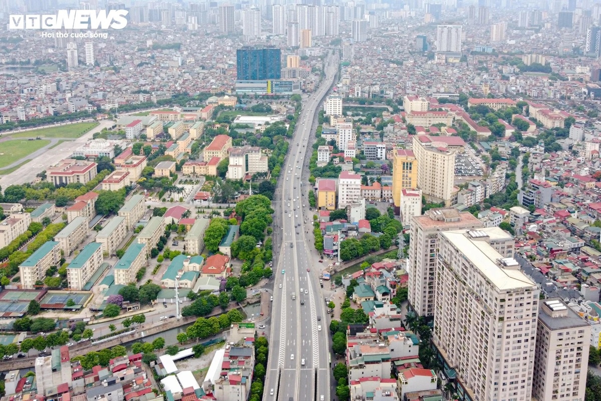 Tuyến đường Trường Chinh, đoạn Ngã Tư Sở - Ngã Tư Vọng thuộc vành đai 2, kéo dài gần 2km, được khởi công tháng 10/2013 với tổng mức đầu tư 2.560 tỷ đồng (khoảng 1,5 tỷ đồng/m).