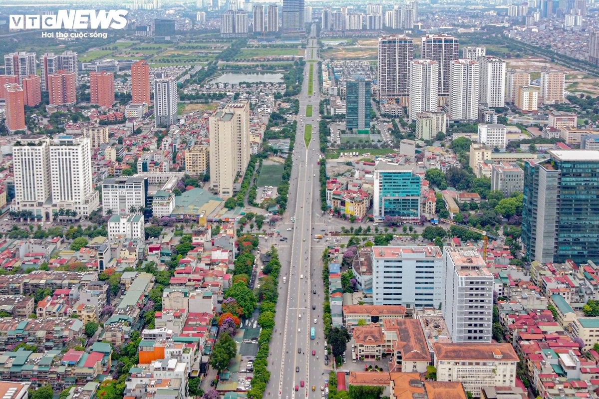 Đường Nguyễn Văn Huyên (Cầu Giấy) kéo dài 566m được hoàn thành từ năm 2015 với tổng chi phí đầu tư hơn 969 tỷ đồng (1,94 tỷ đồng/m). Trong đó chi phí đền bù giải phóng mặt bằng chiếm tới 680 tỷ đồng, xây lắp hơn 79 tỷ đồng.