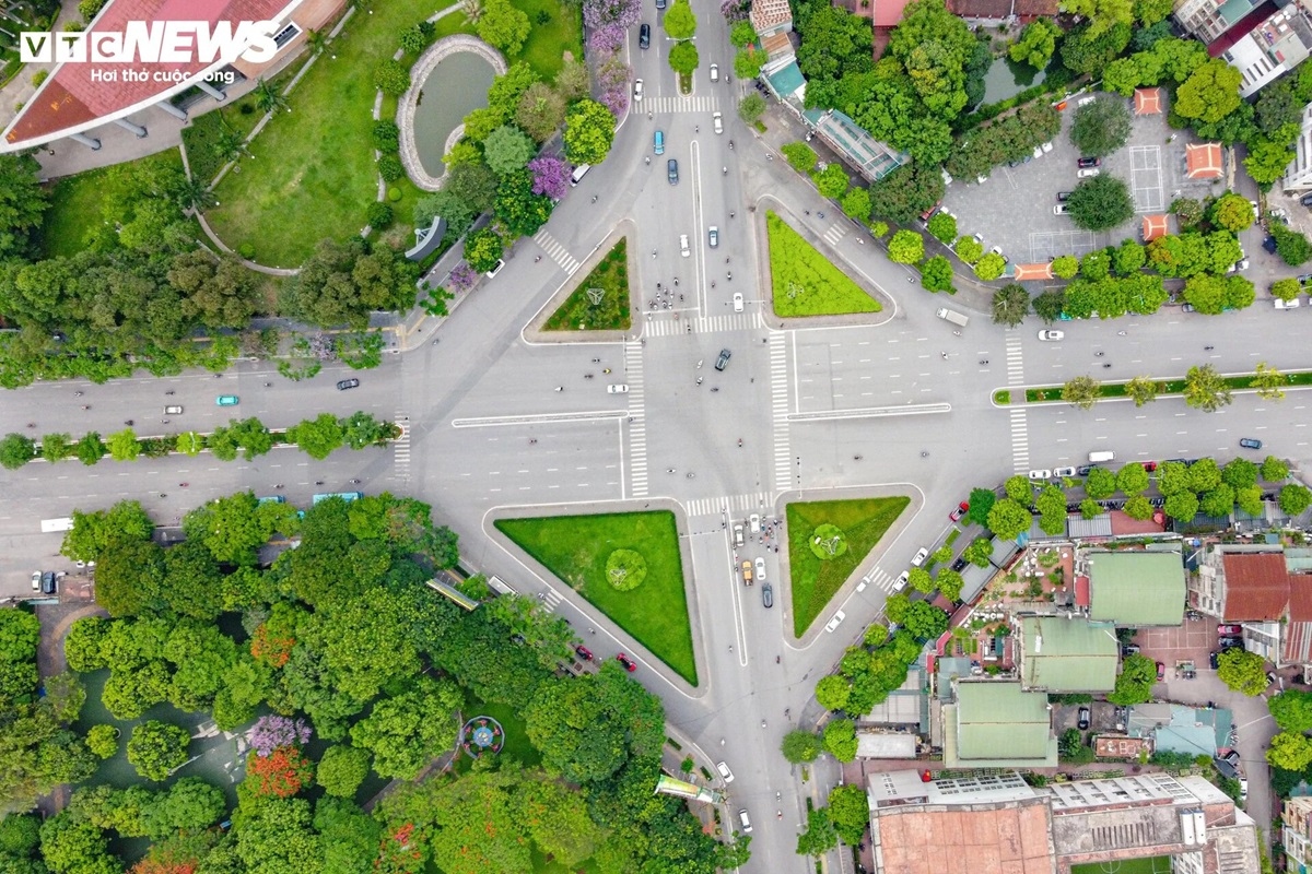 Đường Nguyễn Văn Huyên mỗi bên có 4 làn xe chạy, dải phân cách giữ rộng 3m, vỉa hè rộng tới 8m. Đây là một trong những dự án trọng điểm của quận Cầu Giấy nhằm giảm tải áp lực giao thông trên trục đường Cầu Giấy - Xuân Thủy.