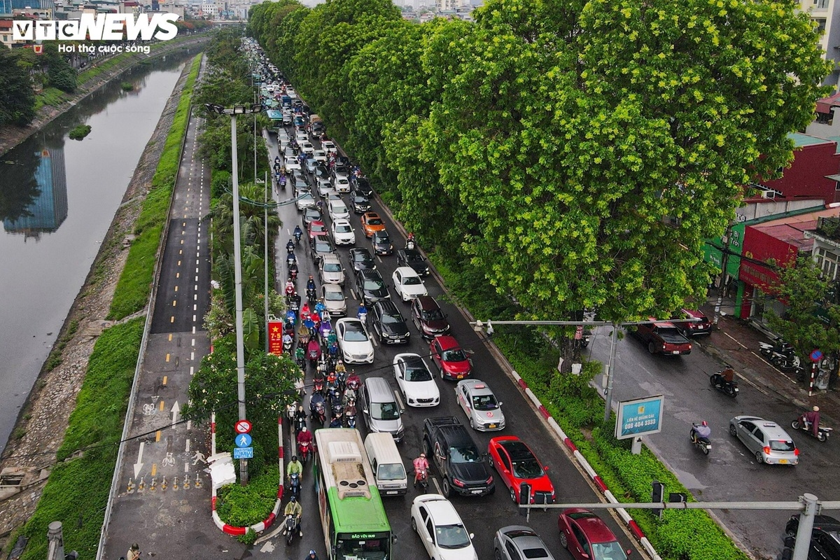 Vừa qua, Sở Giao thông - Vận tải Hà Nội có báo cáo gửi UBND thành phố đề xuất chủ trương đầu tư, nghiên cứu tiền khả thi 11 dự án công trình giao thông sắp xây dựng trên địa bàn Hà Nội. Trong đó dự án mở rộng đường vành đai 2 đoạn từ Ngã Tư Sở đến Cầu Giấy.