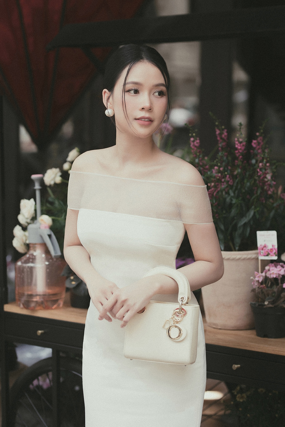 Khó khăn thì cũng như những bà mẹ khác thôi, Sam thấy mình vẫn may mắn vì được chồng yêu thương, hỗ trợ. Anh phụ giúp Sam nhiều lắm á, anh luôn sẵn sàng làm bất cứ điều gì tốt cho 3 mẹ con Sam. Ngoài ra, Sam còn được mẹ giúp nữa, nói là khó khăn thì cũng khó nhưng Sam nghĩ nó sẽ không đến mức cực như nhiều mẹ khác", Sam nói thêm.