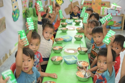 Thêm nhiều bữa ăn có sữa cho trẻ nhỏ vùng cao