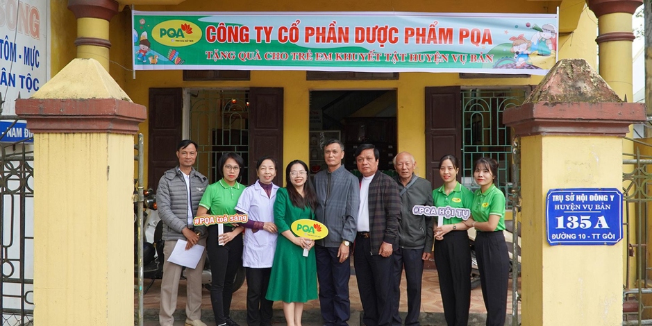 Dược phẩm PQA tặng quà trẻ em khuyết tật huyện Vụ Bản