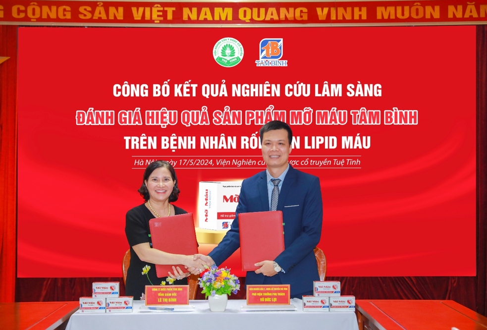 PGS.TS Vũ Đức Lợi, Phó Viện trưởng Phụ trách, Viện Nghiên cứu Y – Dược cổ truyền Tuệ Tĩnh bàn giao đề tài nghiên cứu cho Tổng giám đốc Dược phẩm Tâm Bình bà Lê Thị Bình