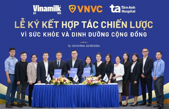 Lãnh đạo Vinamilk, Hệ thống trung tâm tiêm chủng VNVC và Bệnh viện Đa khoa Tâm Anh ký hợp tác chiến lược (Ảnh: Vi Nam)
