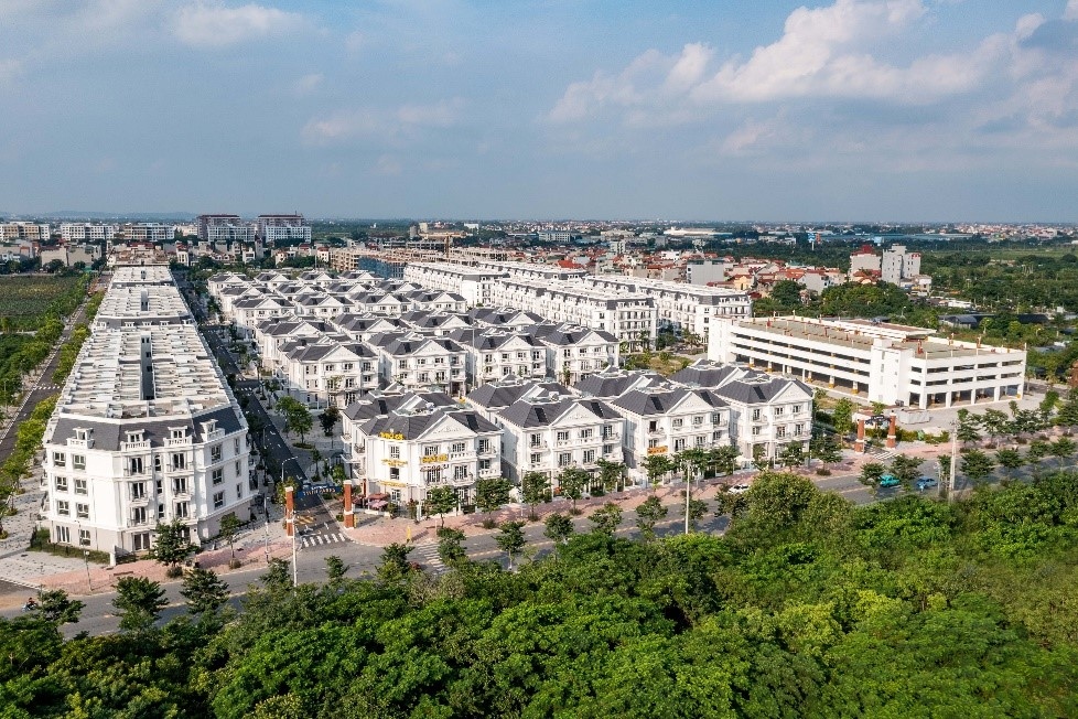 Eurowindow Twin Parks là khu đô thị hiếm hoi giữa thủ đô được kiến tạo như một công viên với 3 vườn chủ đề, những tuyến đường nội khu rợp bóng cây xanh. Đối diện dự án là công viên lớn nhất Gia Lâm cùng với hồ điều hòa, tổng diện tích hơn 30ha được quy hoạch hài hòa tạo nên khu đô thị “hai công viên” độc đáo.
