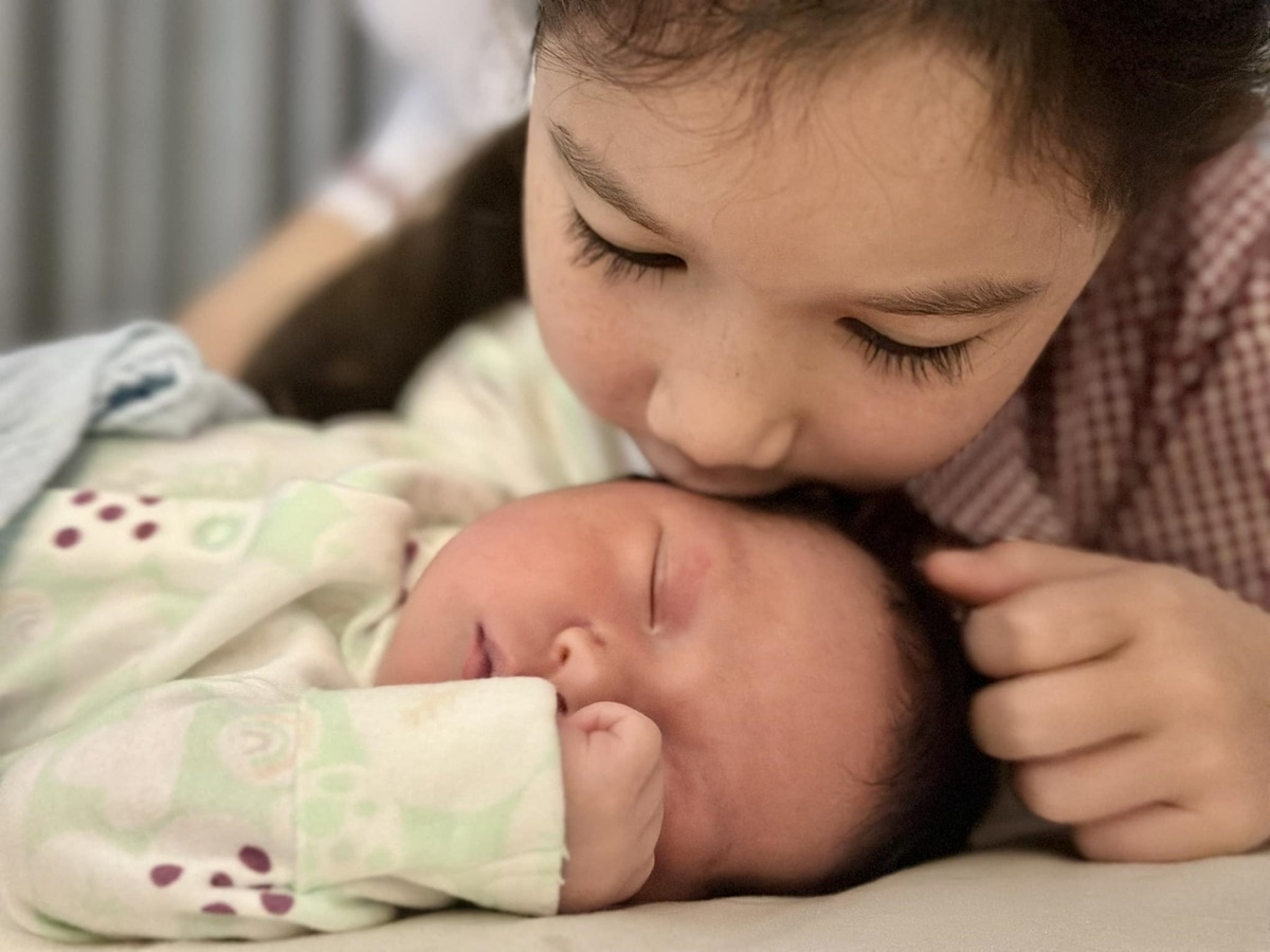 Hà Anh nói hai con cho cô cảm giác bình yên, yêu thương, đủ đầy. Mỗi ngày với cô trôi qua nhanh khi dành để chăm sóc hai con, đặc biệt là cậu út Luca mới chào đời được hai tuần.