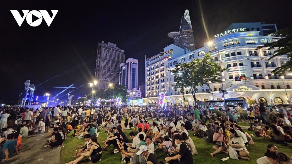Many people choose to sit along the banks of the Saigon River. This year, the weather on April 30 is cool and pleasant.