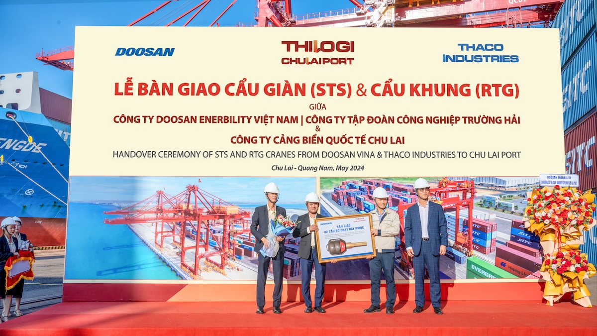 Lãnh đạo Công ty DOOSAN VINA trao biểu trưng bàn giao 02 cẩu khung STS cho Lãnh đạo THILOGI và cảng Chu Lai