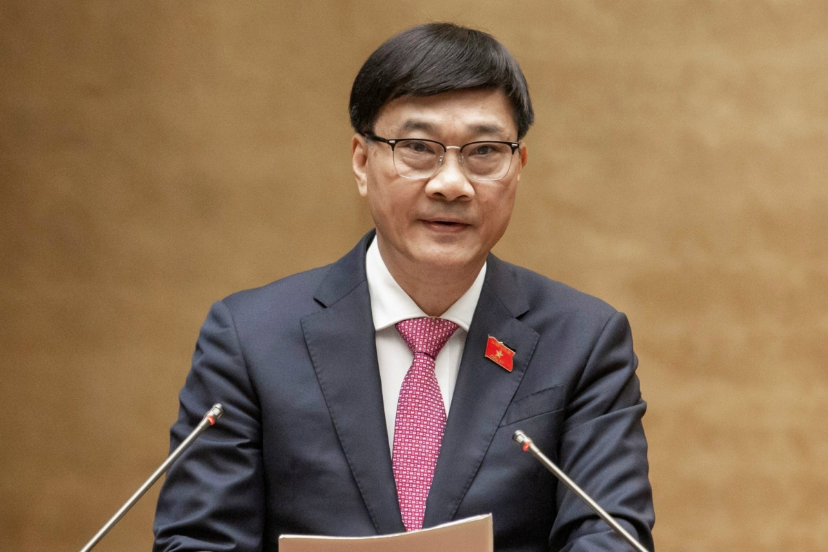 Chủ nhiệm Ủy ban Kinh tế Vũ Hồng Thanh trình bày báo cáo thẩm tra