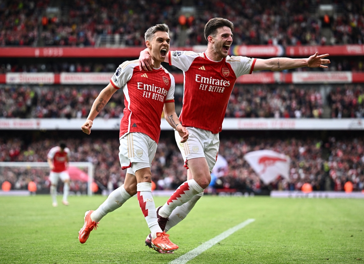 Arsenal và Man City vẫn đang đua vô địch Ngoại hạng Anh. (Ảnh: Reuters). 
