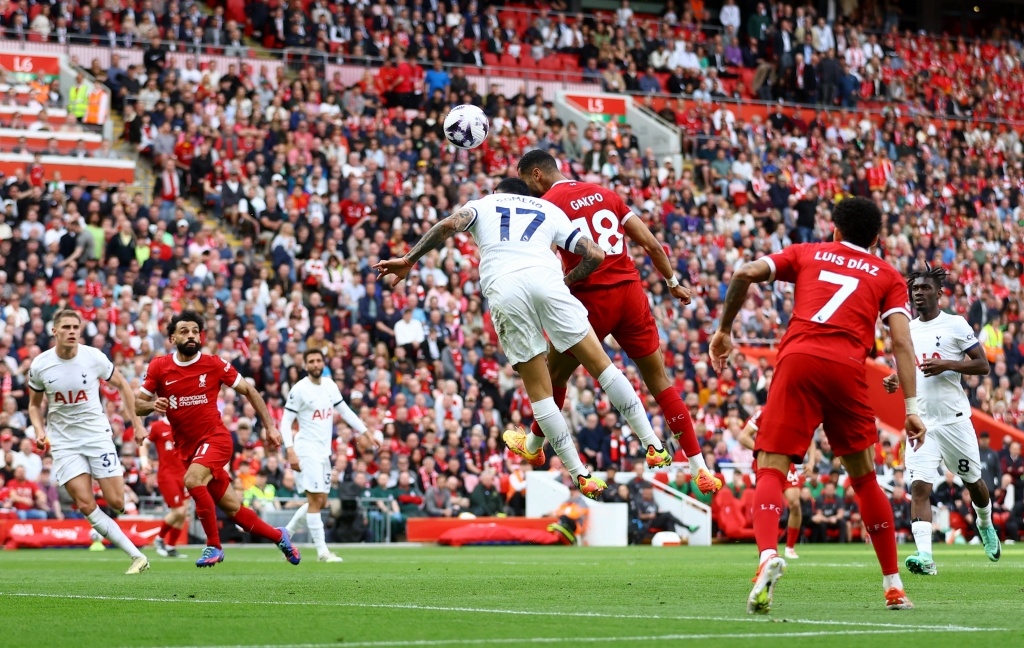 Gakpo đánh đầu nâng tỷ số lên 3-0 cho Liverpool (Ảnh: Reuters)