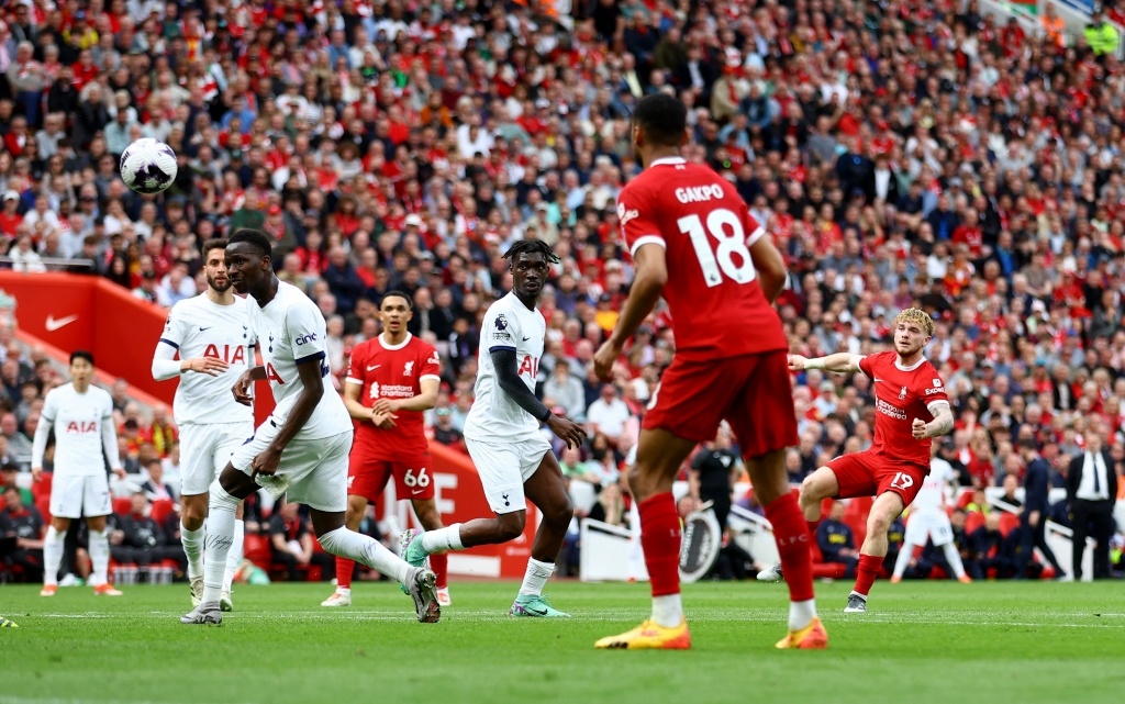 Siêu phẩm nâng tỷ số lên 4-0 cho Liverpool của Elliott (Ảnh: Reuters)