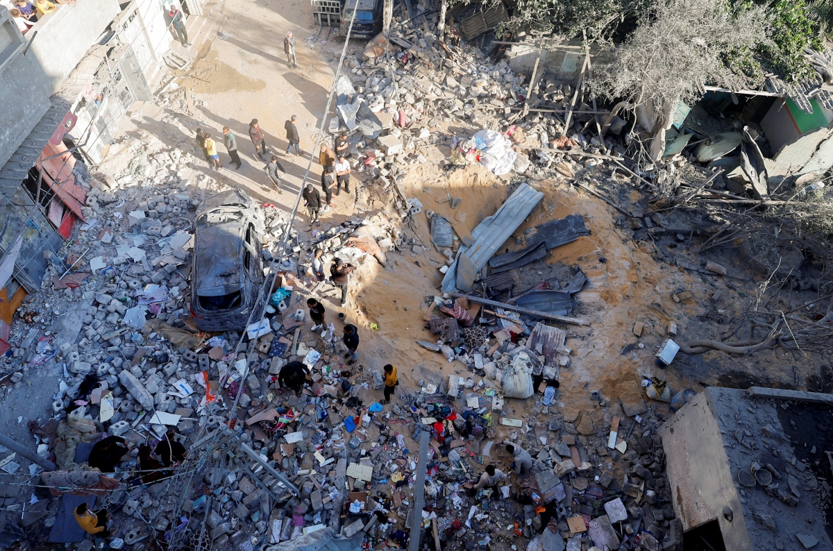 Cảnh tượng sau cuộc không kích của Israel vào Rafah. Ảnh: Reuters
