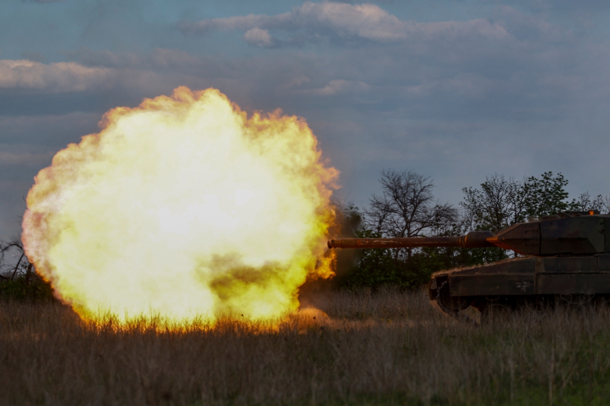 Các binh lính Ukraine thuộc Lữ đoàn Cơ giới 21 vận hành xe tăng Leopard 2A6 trong cuộc tập trận gần tiền tuyến ở Donetsk. Ảnh: Reuters