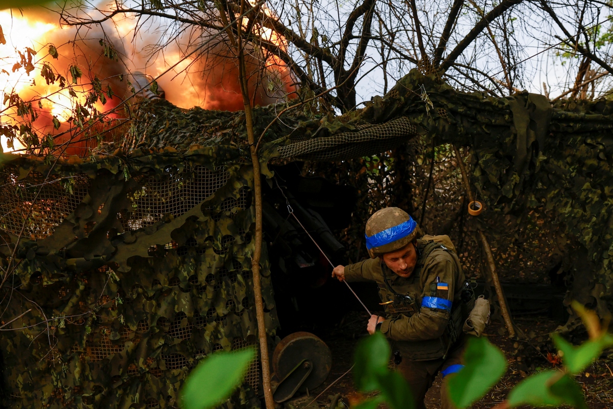 Ukraine khai hỏa lựu pháo D-20 về phía Nga ở khu vực Kharkov. Ảnh: Reuters
