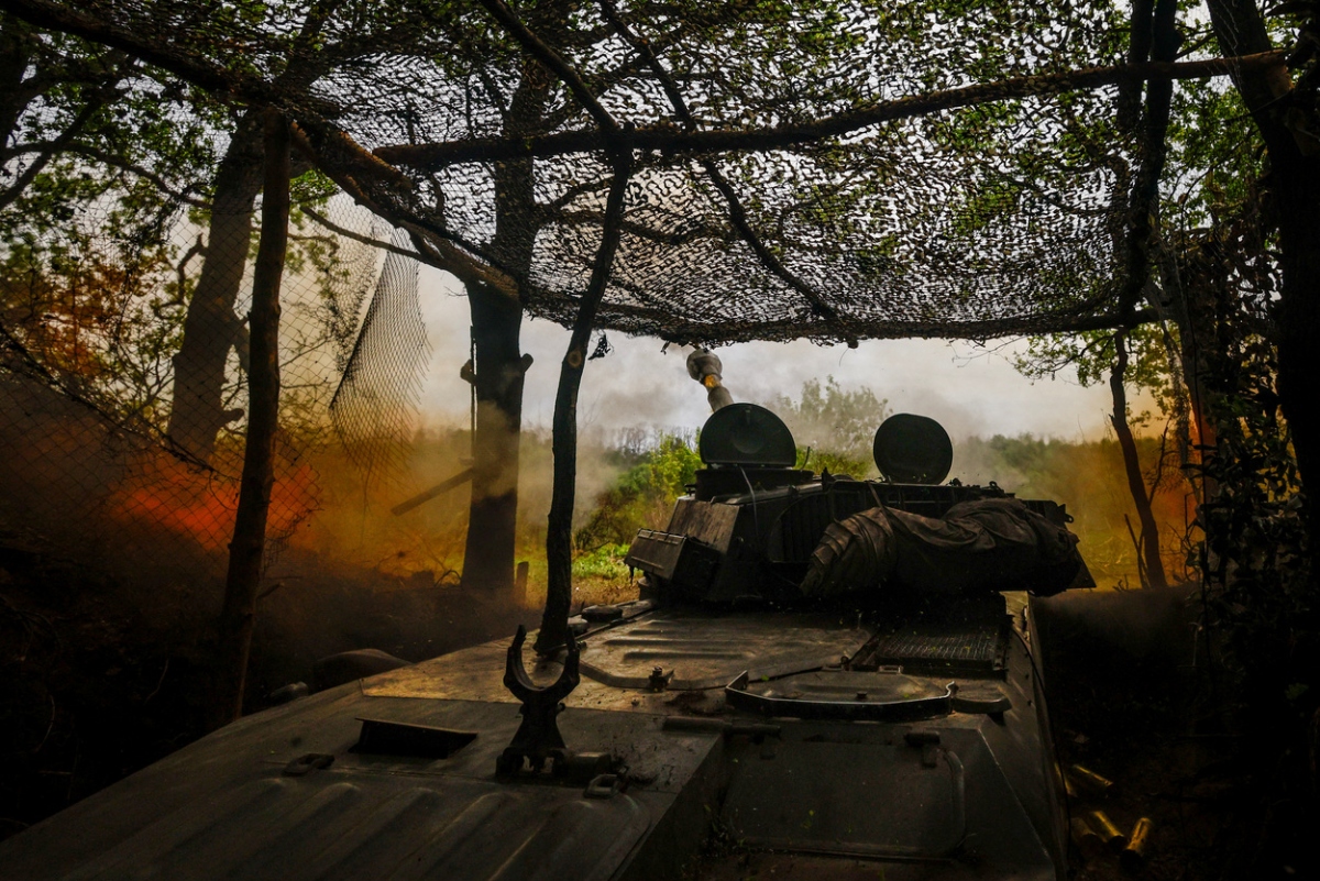 Pháo tự hành của Ukraine bắn về phía các vị trí của Nga ở ngoại ô Kupiansk. Ảnh: Reuters