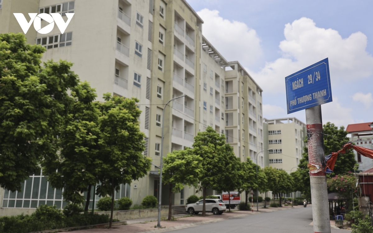 5 tòa chung cư với hàng trăm căn hộ thuộc dự án giãn dân nằm ở phường Thượng Thanh, quận Long Biên, Hà Nội cũng bị bỏ hoang hơn 10 năm nay, không có người ở, gây lãng phí lớn.