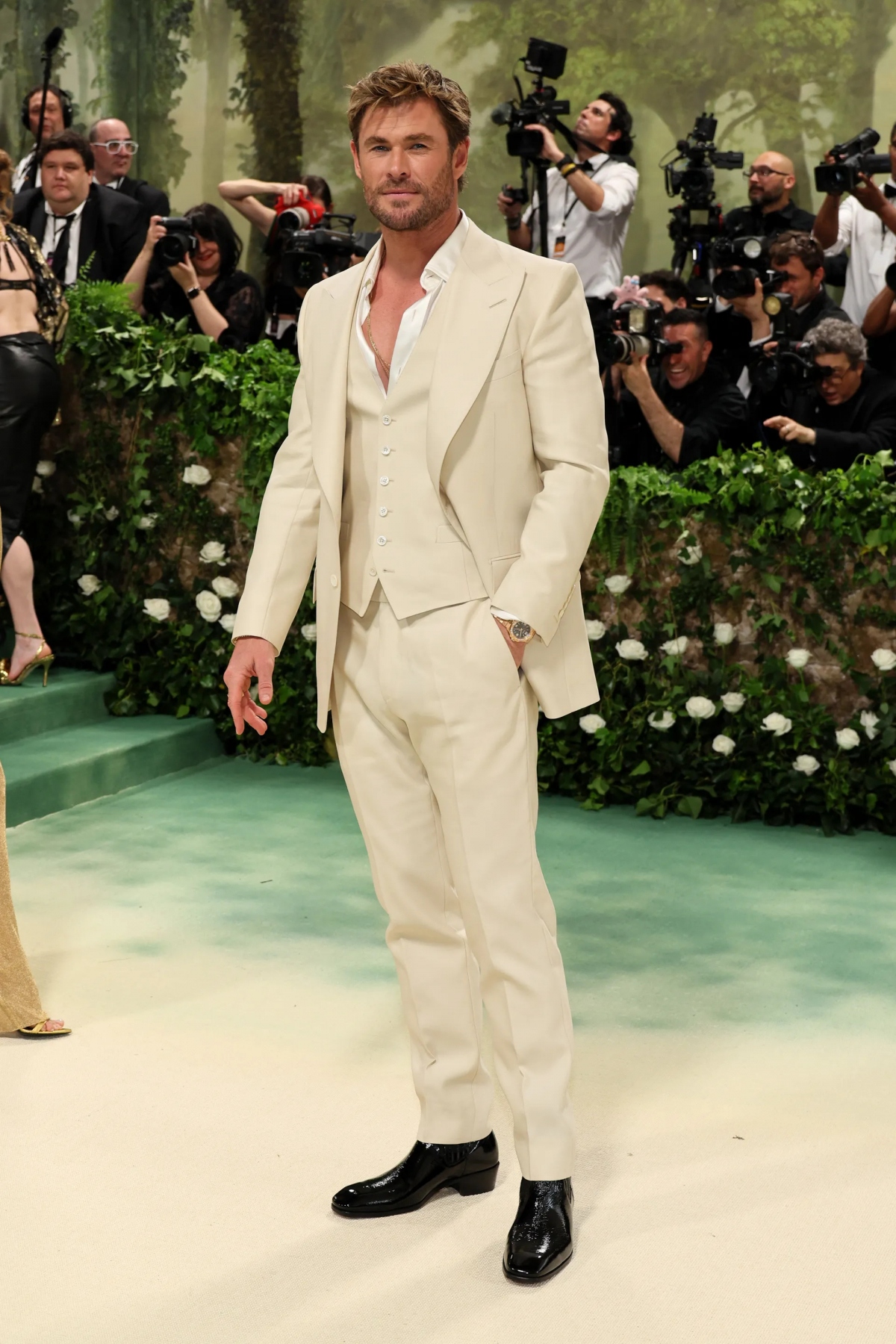 Chris Hemsworth lịch lãm trong bộ suit màu be của Tom Ford.