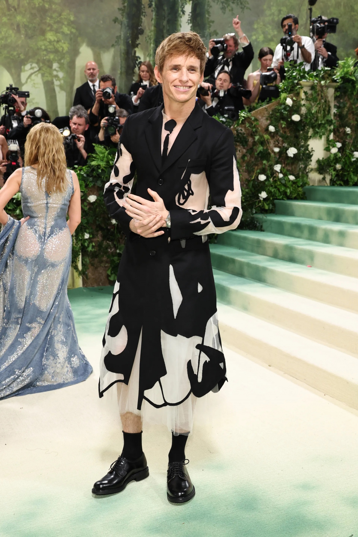 Eddie Redmayne với bộ trang phục cá tính của Steve O.