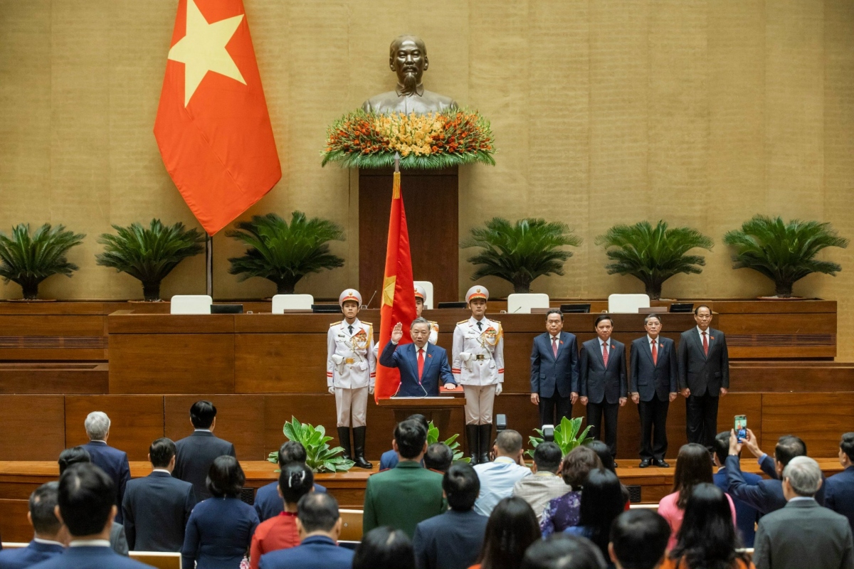 “Dưới cờ đỏ sao vàng thiêng liêng của Tổ quốc, trước Quốc hội, trước đồng bào cử tri cả nước, tôi, Chủ tịch nước Cộng hòa xã hội chủ nghĩa Việt Nam, xin tuyên thệ: Tuyệt đối trung thành với Tổ quốc, Nhân dân và Hiến pháp nước Cộng hòa Xã hội chủ nghĩa Việt Nam. Nỗ lực phấn đấu hoàn thành tốt nhiệm vụ được Đảng, Nhà nước và Nhân dân giao phó”, Chủ tịch nước Tô Lâm tuyên thệ trước Quốc hội tại Kỳ họp thứ 7.