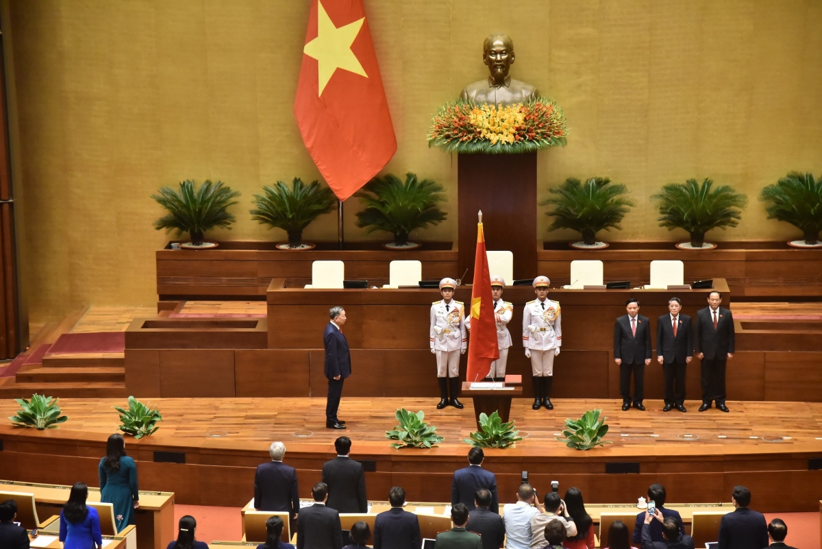 Tiếp đó, Tân Chủ tịch nước Tô Lâm tuyên thệ nhậm chức, nguyện trung thành với Tổ quốc, Nhân dân và Hiến pháp