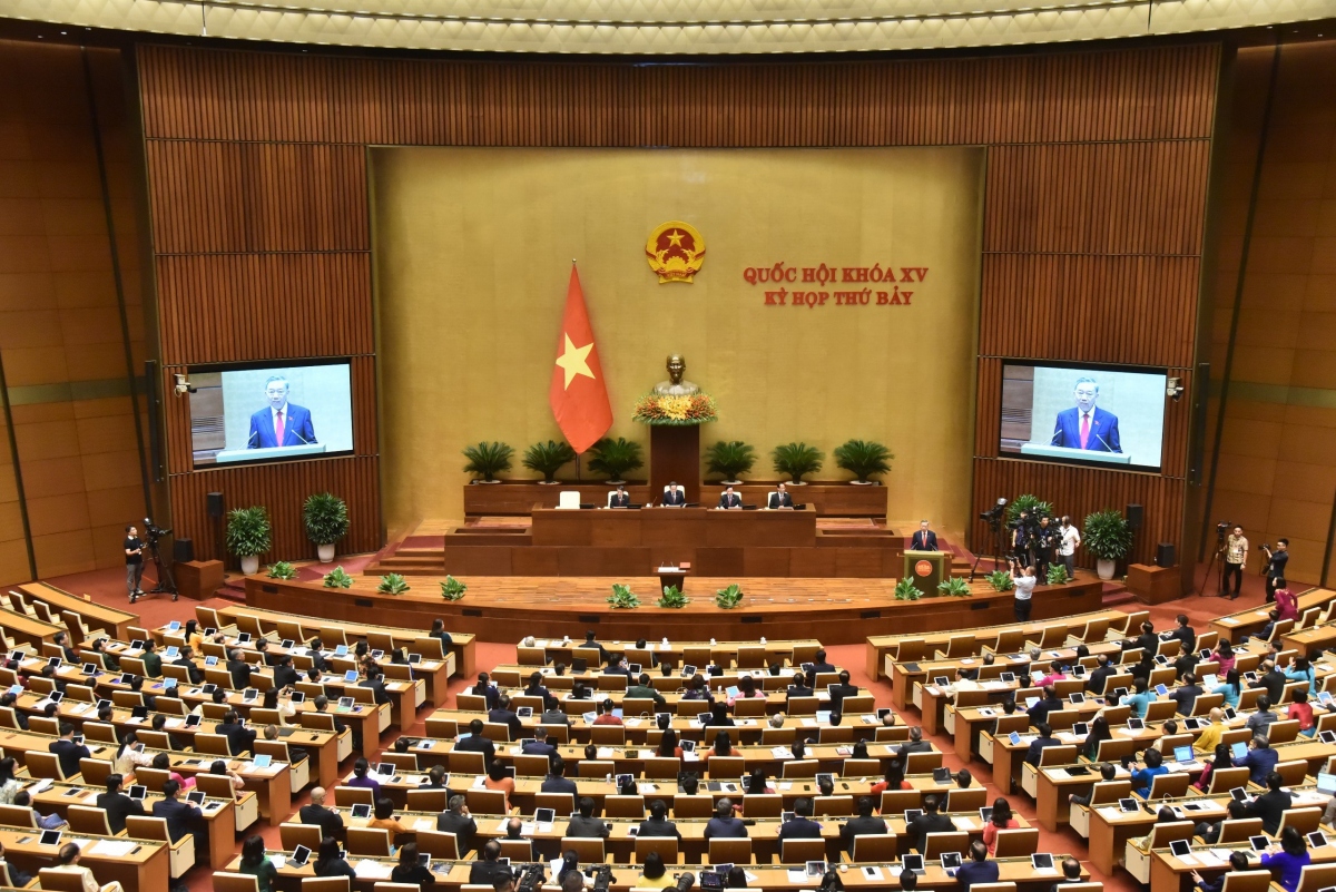 Tân Chủ tịch nước hứa sẽ đoàn kết thống nhất trong tập thể Ban Chấp hành Trung ương Đảng, Bộ Chính trị, Ban Bí thư, các lãnh đạo chủ chốt, không ngừng rèn luyện, trau dồi phẩm chất đạo đức cách mạng, đề cao trách nhiệm nêu gương, ra sức phấn đấu, nỗ lực vượt qua mọi khó khăn để hoàn thành tốt nhiệm vụ.