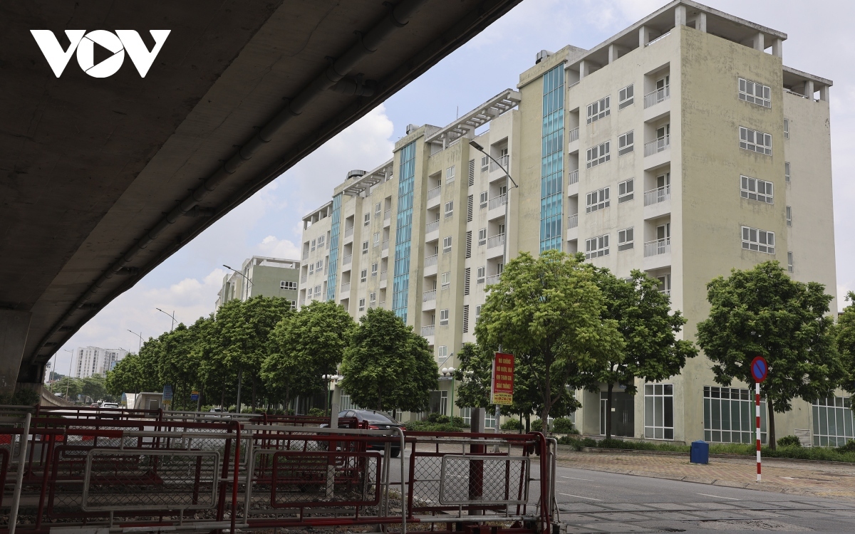 Khu tái định cư này nằm ở vị trí đắc địa, ngay nút giao cầu vượt đường 5 (cầu Chui) với đường Ngô Gia Tự, Nguyễn Văn Cừ, Nguyễn Văn Linh, giao thông đi lại rất thuận tiện. Hơn 10 năm qua, những căn hộ này dường như bị lãng quên. Trong khi việc sở hữu một căn hộ tại tòa nhà như thế này là niềm mơ ước của nhiều người.