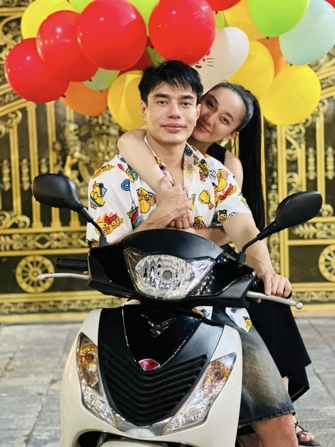 Lê Dương Bảo Lâm vừa lên tiếng xin lỗi sau khi bị cộng đồng mạng cho rằng quá chiều chuộng con gái 4 tuổi. Trong video đăng trên mạng xã hội, con gái 4 tuổi của nam diễn viên đòi gấu bông từ một nhân viên. Lê Dương Bảo Lâm dỗ con gái và bắt buộc người này mang gấu bông cho con.