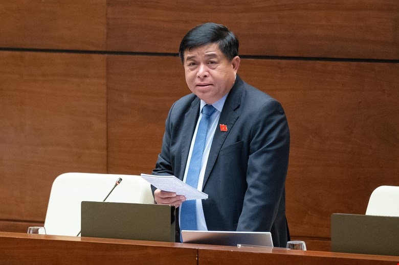 Bộ trưởng Bộ KH-ĐT Nguyễn Chí Dũng phát biểu giải trình trước Quốc hội