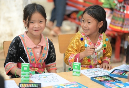 Từ nay mỗi ngày đến lớp, các em nhỏ tại Nậm Vì, Điện Biên có thêm hộp sữa là “người bạn mới”