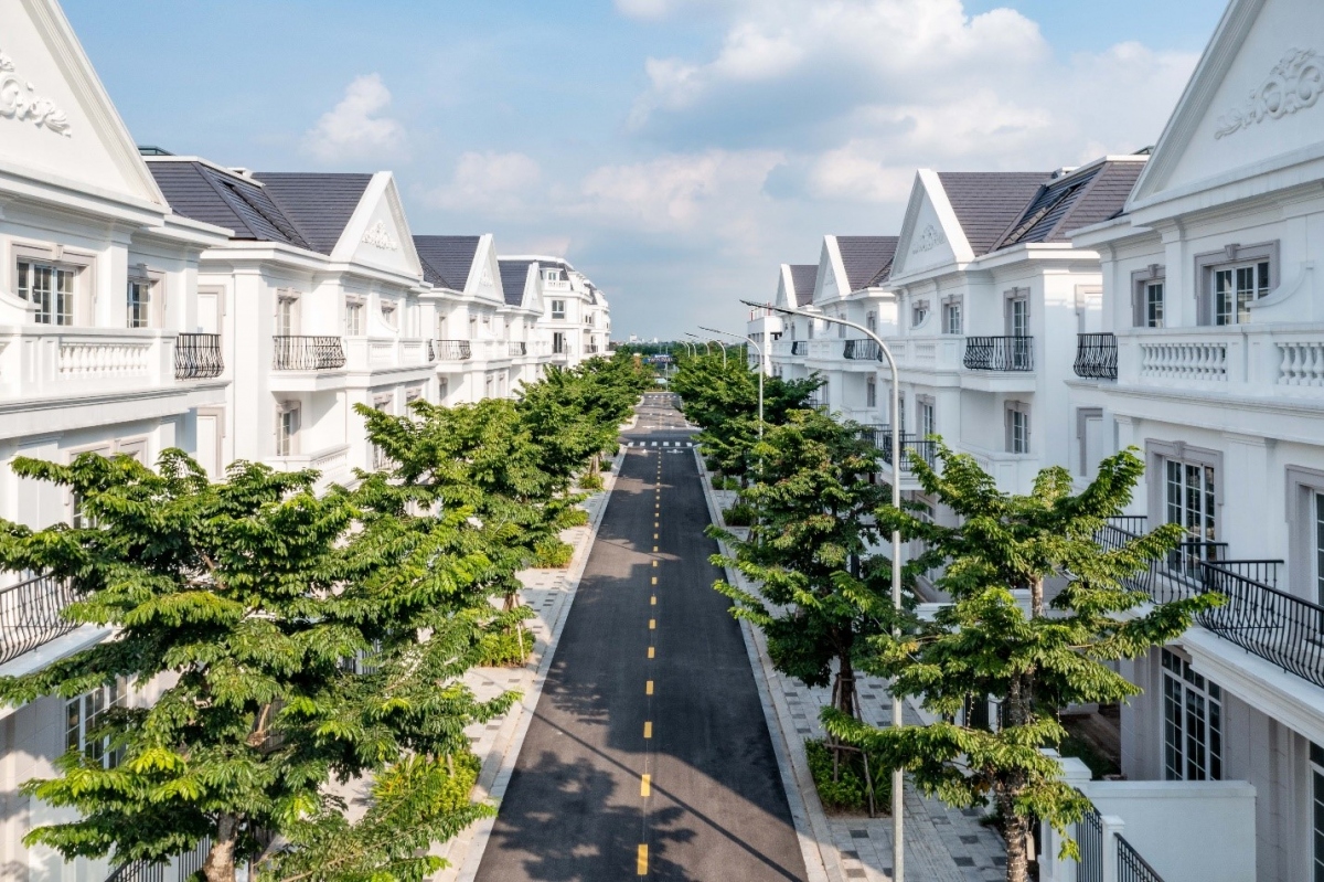 Tại khu đô thị, mỗi khu phố sẽ được trồng một loại cây riêng, từ ban trắng, ban tím, thàn mát, đến kèn hồng, vàng anh hay dã hương. Những loài cây xanh tán cao khiến ánh nắng không chói chang hay rọi thẳng nung nóng lòng đường, thay vào đó là không gian trong lành thư thái, những khu vườn ngập tràn sắc hoa.