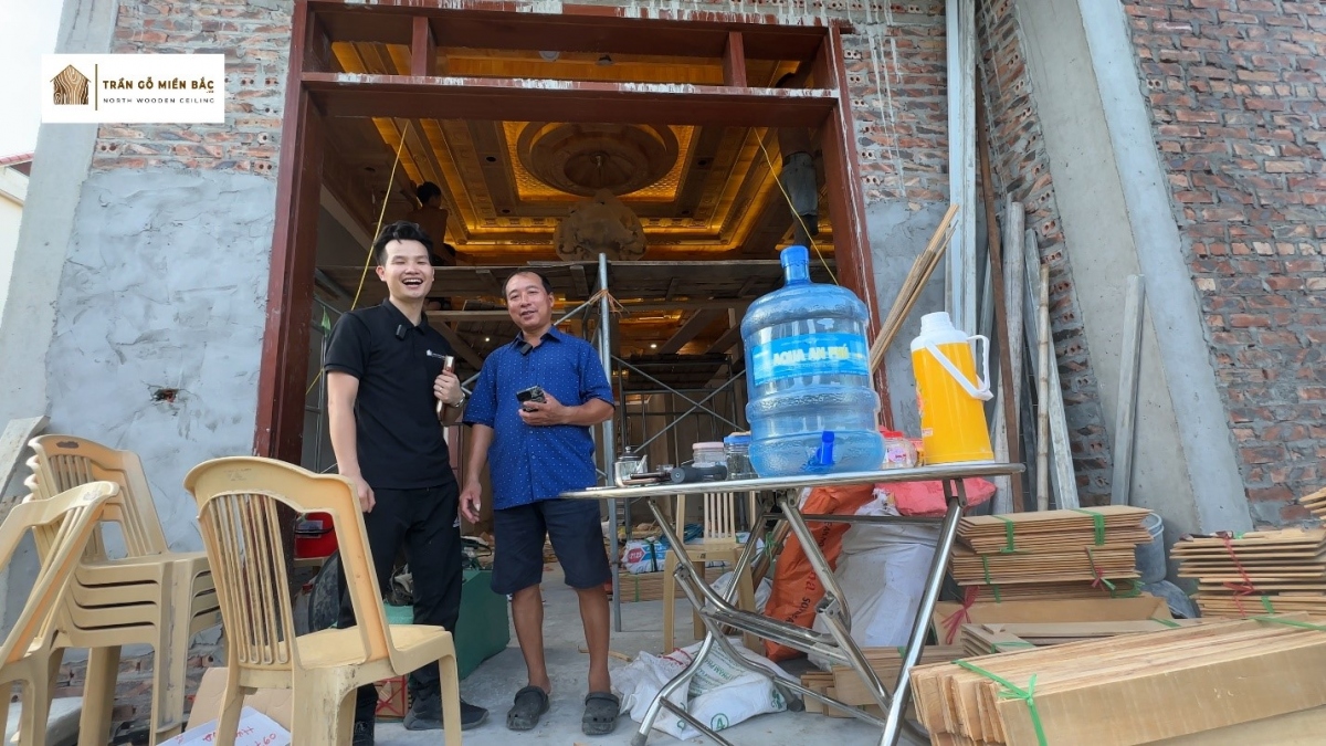 Bác Hạnh (bên phải) phấn khởi vui mừng khi nhận được tác phẩm trần gỗ đẹp ngoài mong đợi