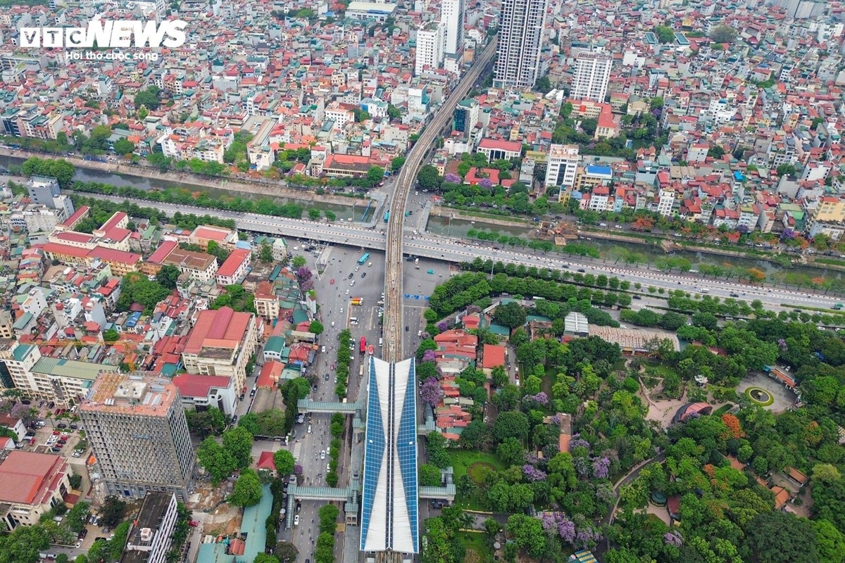Trung bình mỗi mét đường trên tuyến Hoàng Cầu - Voi Phục có tổng chi phí hơn 3,5 tỷ đồng, cao gấp 3 lần đường Kim Liên - Ô Chợ Dừa (hơn 1,1 tỷ đồng/m) và gấp 2 lần tuyến Ô Chợ Dừa - Hoàng Cầu (1,4 tỷ đồng/m).