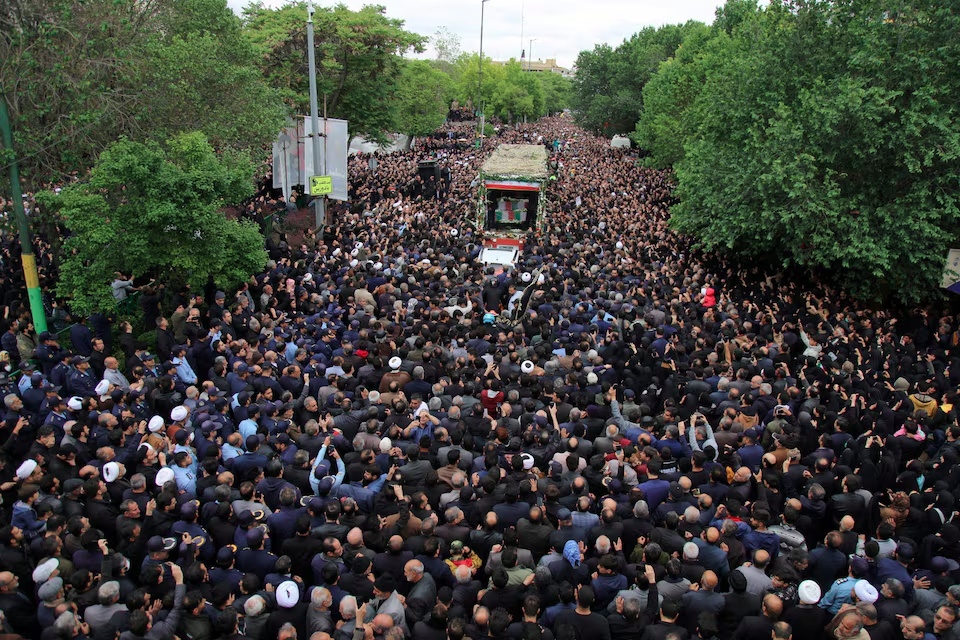 Đám đông dự lễ tang ông Raisi ở tỉnh Đông Azerbaijan, nơi máy bay của ông bị rơi trong điều kiện thời tiết nhiều sương mù. Ảnh: Wana.