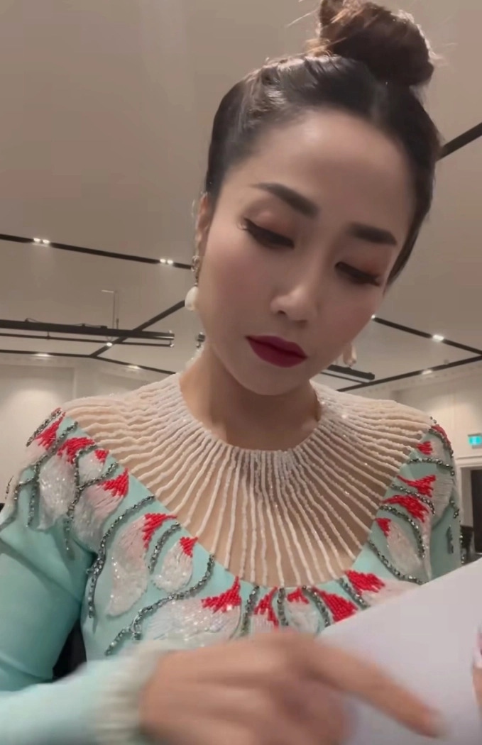 Mới đây Ốc Thanh Vân đã chia sẻ đoạn clip ghi lại quá trình chạy show làm MC ở Úc của cô. Đầu clip, Ốc Thanh Vân cho biết cô nhận lời dẫn chương trình Chuyện thường tình thế thôi và tự lái xe đi đến điểm diễn. Từ khi chuyển sang Úc định cư, Ốc Thanh Vân làm nhiều việc hơn. Không chỉ nhận show đi diễn, nữ diễn viên còn bán hàng online và dạy Yoga.