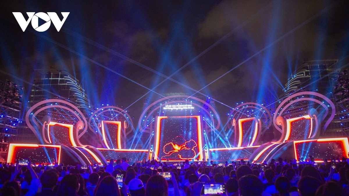 The main stage is eye-catchingly arranged, highlighting the city’s socio-economic development achievements in recent years.