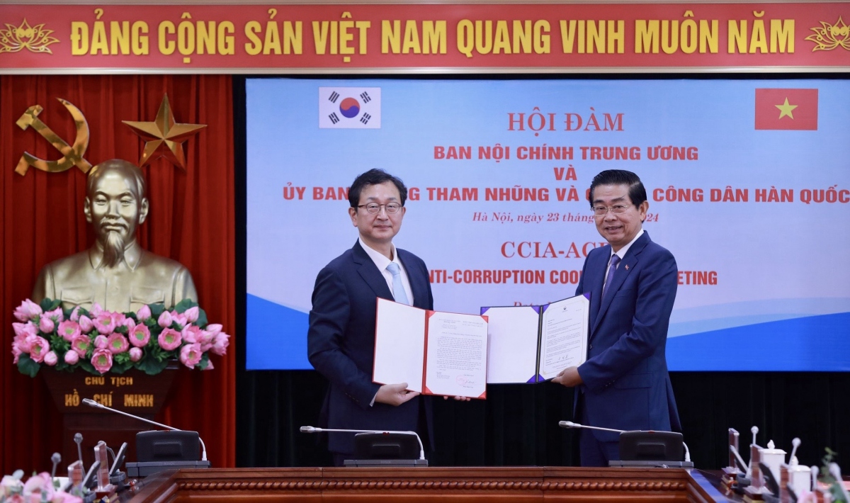 Phó Trưởng ban Thường trực Ban Nội chính Trung ương Võ Văn Dũng và ông Jeong Seung-yoon, Phó Chủ tịch kiêm Tổng thư ký Ủy ban Chống tham nhũng và Quyền công dân Hàn Quốc trao đổi Thư gia hạn hợp tác giai đoạn 2024-2026. Ảnh: Đặng Phước