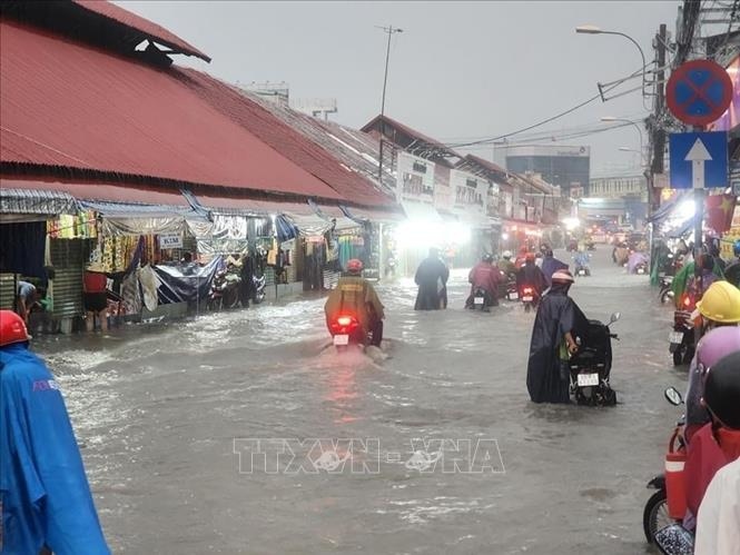 Nước ngập trên đường Lê Văn Ninh gần khu vực chợ Thủ Đức (thành phố Thủ Đức, Thành phố Hồ Chí Minh). Ảnh: Hồng Giang/TTXVN.