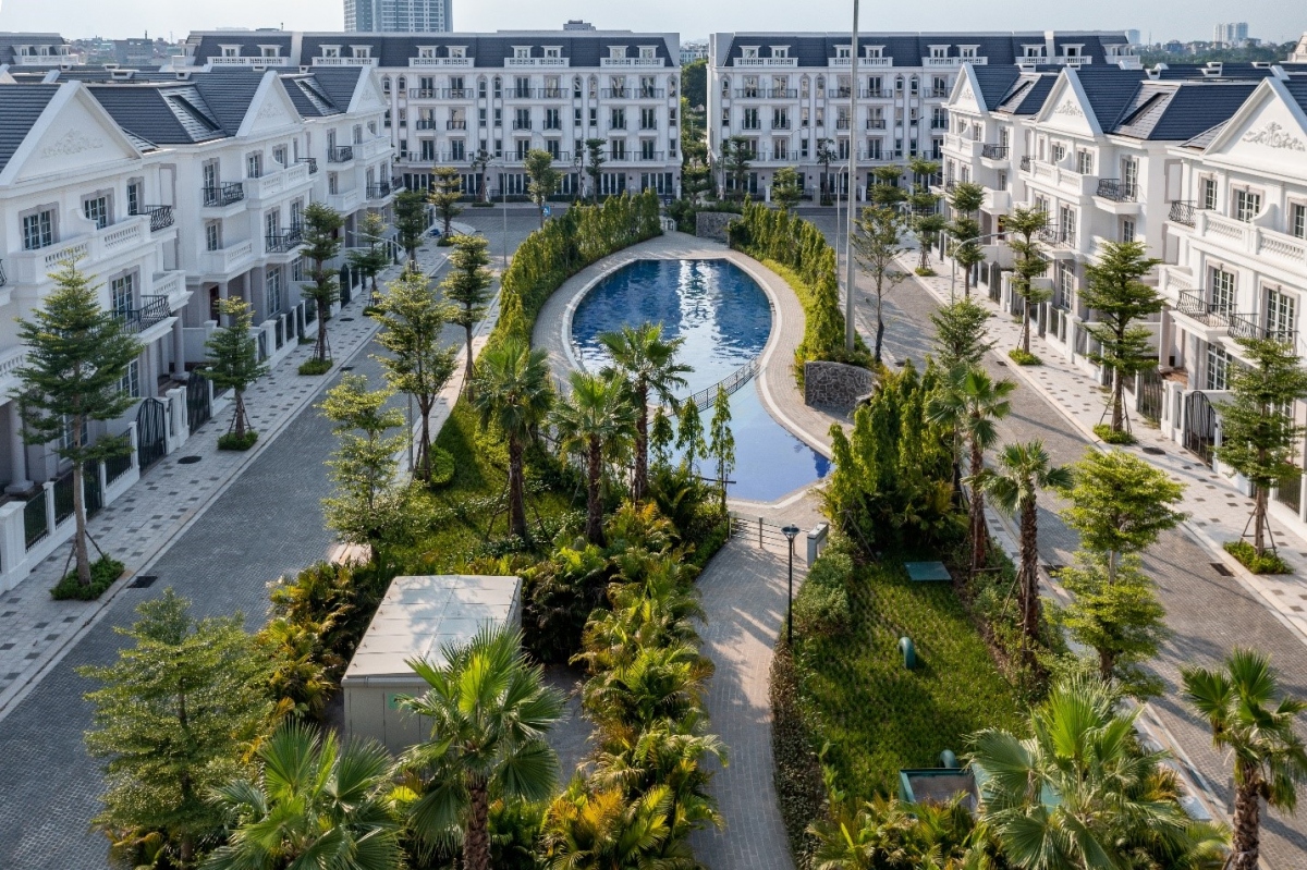 Cảnh quan yên bình bao quanh bộ sưu tập “nhà trong công viên” gồm biệt thự, liền kề và shophouse cao cấp. Những biệt thự xinh xắn nằm hiền hòa dưới tán xanh cây cối có lợi thế khuôn viên hợp lý, ngoài khoảng sân trước, gia chủ còn có thêm khoảng mở đón ánh sáng để làm vườn mini hay góc thư giãn, đưa thiên nhiên ùa vào từng góc nhỏ của căn nhà.