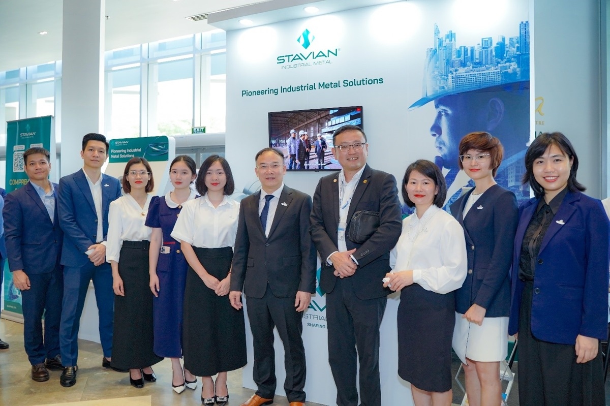 Ông Dato Lim Hong Thye – Chủ tịch SEAISI (đứng thứ 4 từ phải sang) tới thăm gian hàng của Stavian Industrial Metal