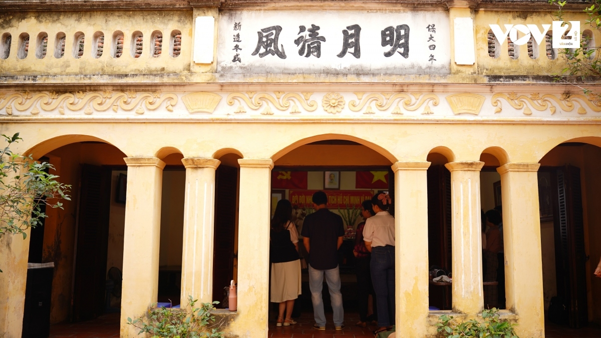 Qua cánh cổng bước vào sân, ngay phía trước nhà có bốn chữ Hán "Minh nguyệt thanh phong" (trăng thanh gió mát). Hai bên có hai dòng chữ nhỏ "Bảo Đại tứ niên - Tôn tạo Đông thành" (Nhà xây năm thứ tư thời vua Bảo Đại, khánh thành vào mùa Đông).