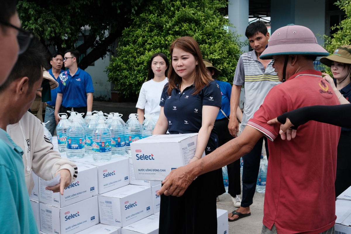 Saigon Co.op và các nhà tài trợ  còn đến tận nơi, các hộ gia đình neo đơn, khó khăn để trao quà